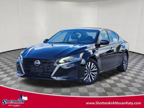 Used 2024 Nissan Altima 2.5 SV FWD image 1
