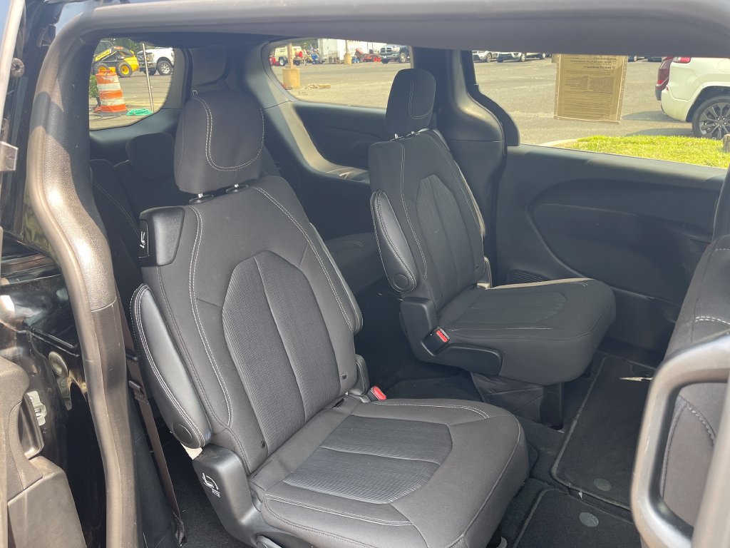 Used 2024 Chrysler Pacifica Touring FWD image 24
