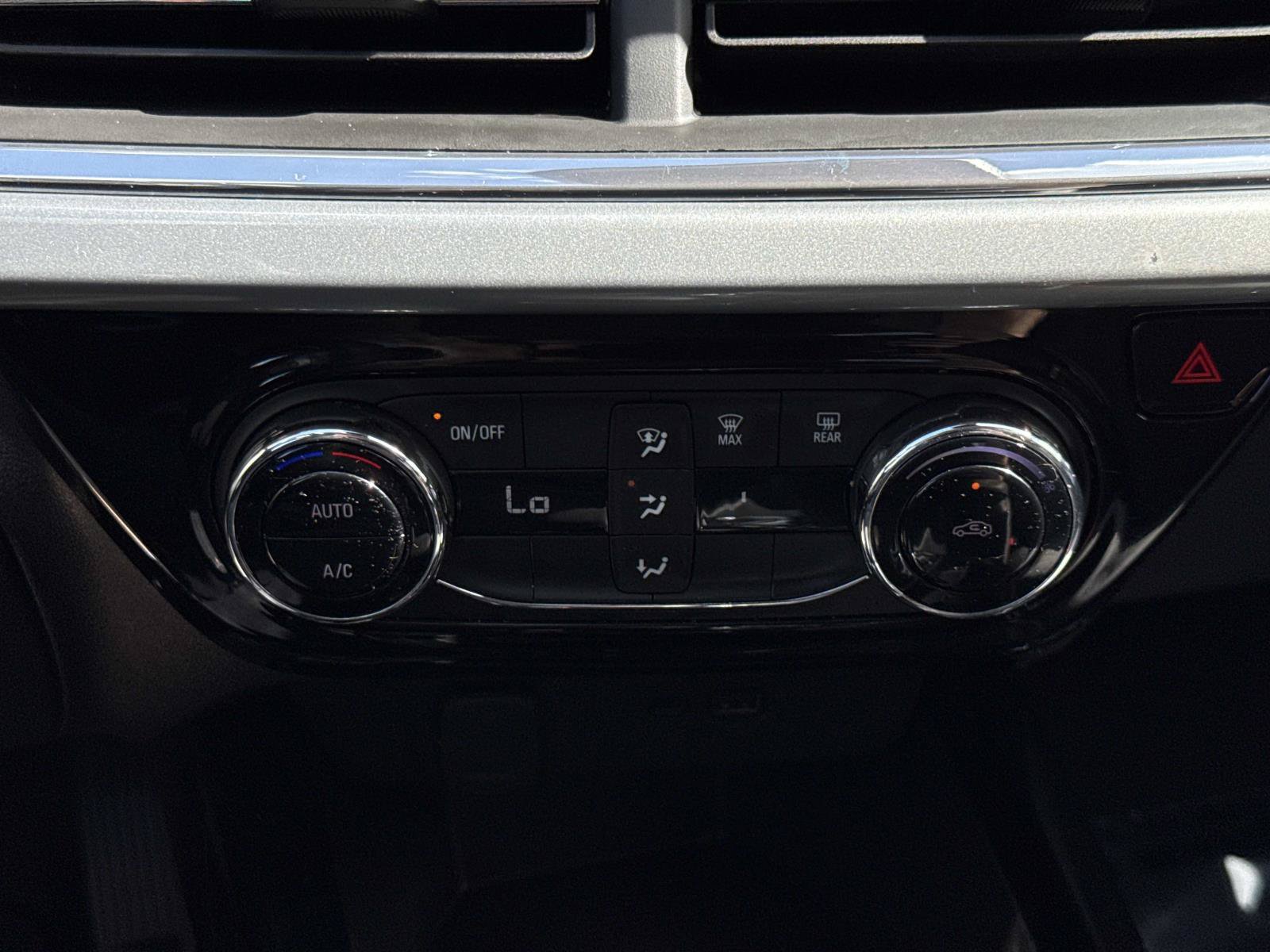 Used 2025 Chevrolet Trax LT FWD image 11