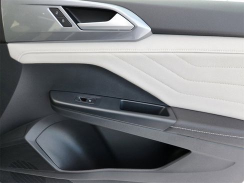New 2025 Volkswagen Taos SEL image 27