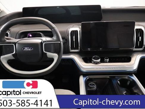 Used 2025 Ford Expedition Platinum w/ Driver's Package AWD/4WD image 16