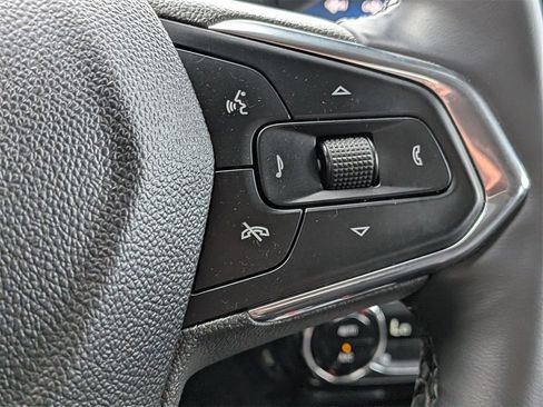 Used 2025 Chevrolet Trax LT w/ LT Convenience Package image 22