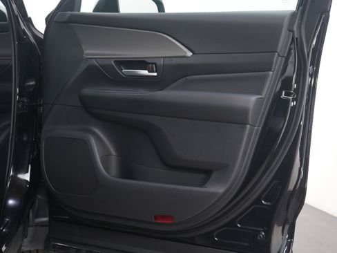 Used 2025 Toyota Grand Highlander AWD image 11