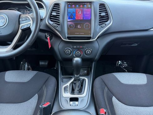 Used 2015 Jeep Cherokee Sport image 25