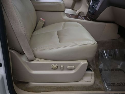 Used 2011 Chevrolet Avalanche LTZ AWD/4WD image 10