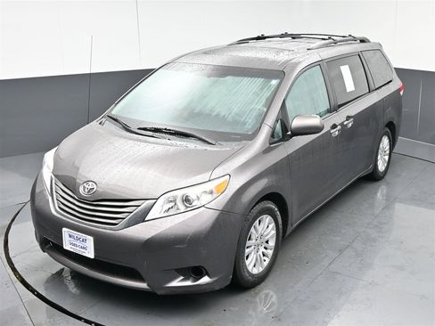 Used 2013 Toyota Sienna XLE image 9