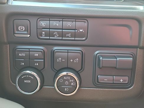 Used 2025 Chevrolet Suburban LT w/ Comfort Package AWD/4WD image 31