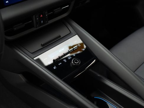 Certified 2025 Porsche Macan Electric image 27