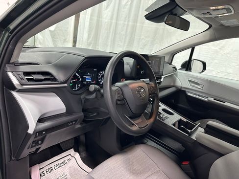 Used 2025 Toyota Sienna LE image 15
