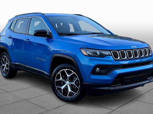 Used 2024 Jeep Compass Latitude image 3