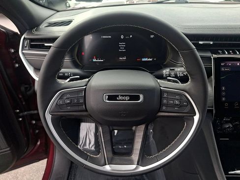 Used 2025 Jeep Grand Cherokee Limited AWD/4WD image 19