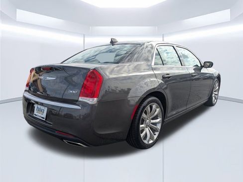 Used 2019 Chrysler 300 Touring w/ Chrome Appearance Package image 4