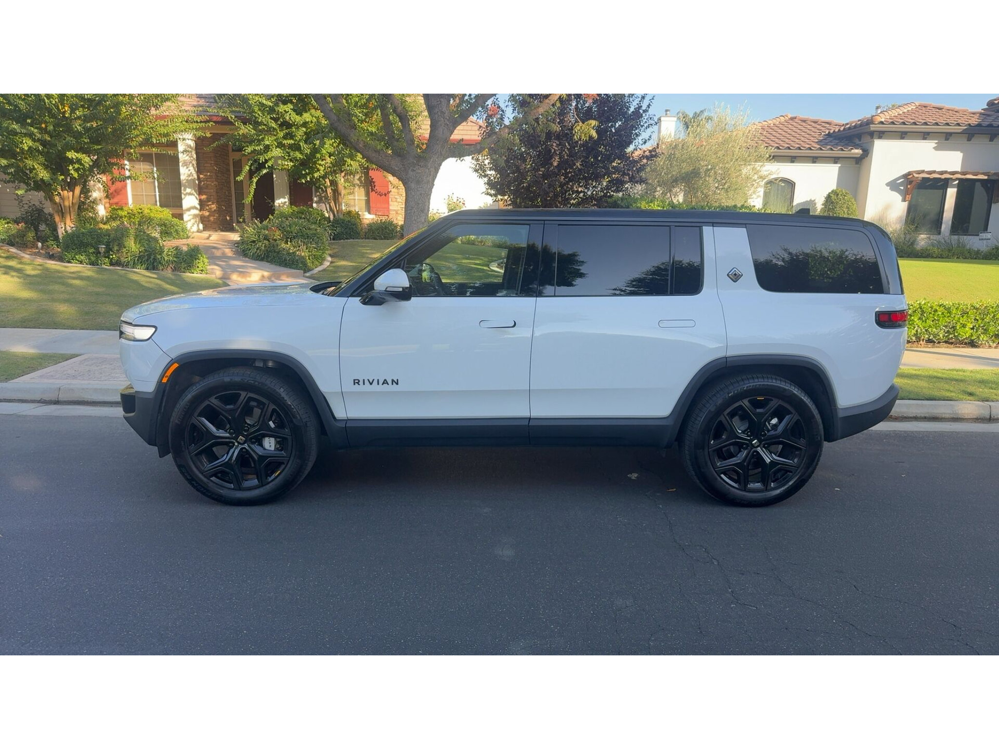 Used 2025 Rivian R1S Adventure Dual AWD/4WD image 2