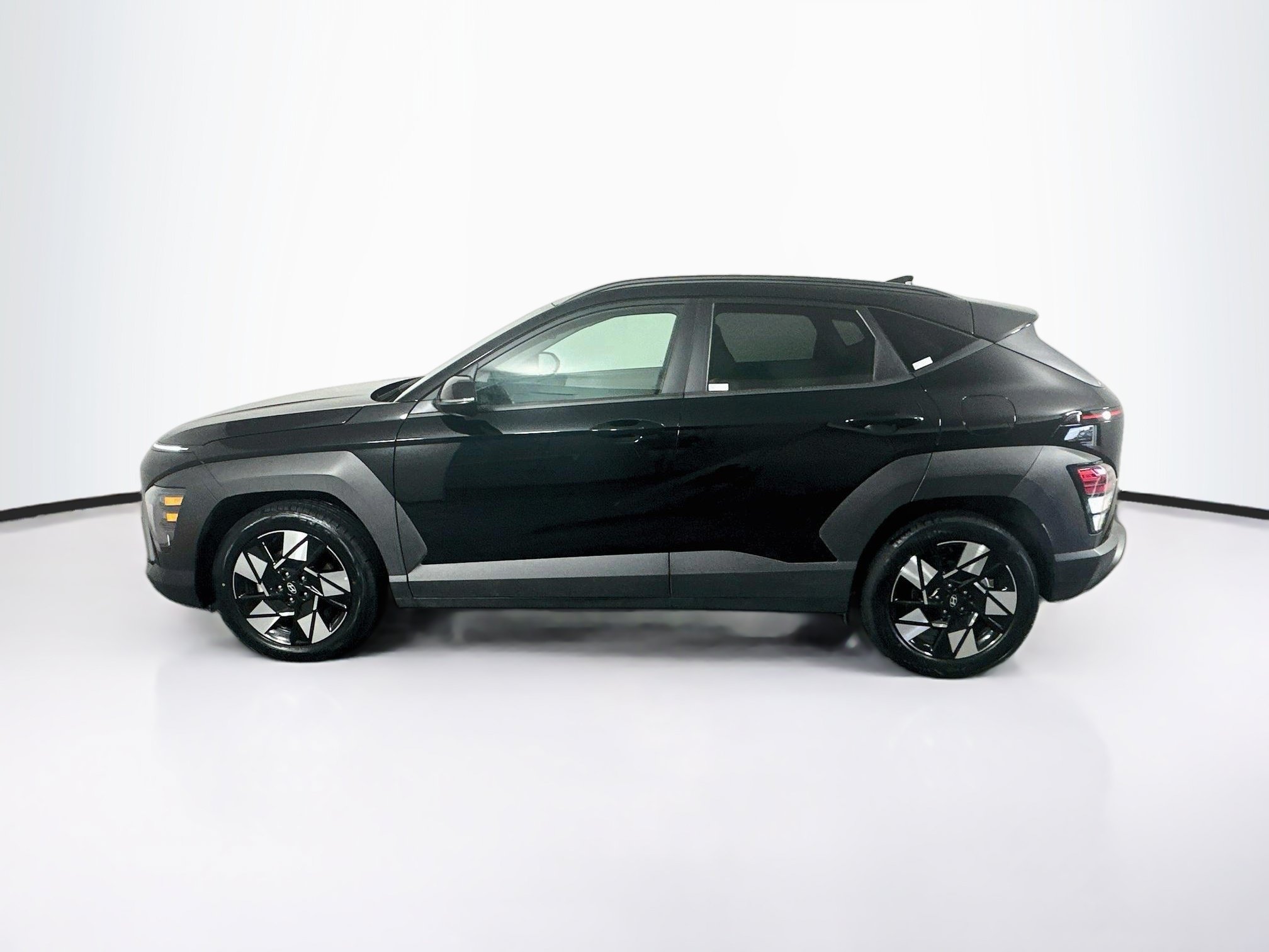 Used 2025 Hyundai Kona SEL FWD image 4