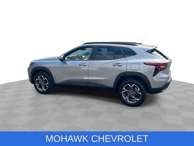 Used 2024 Chevrolet Trax LT w/ Driver Confidence Package FWD image 6