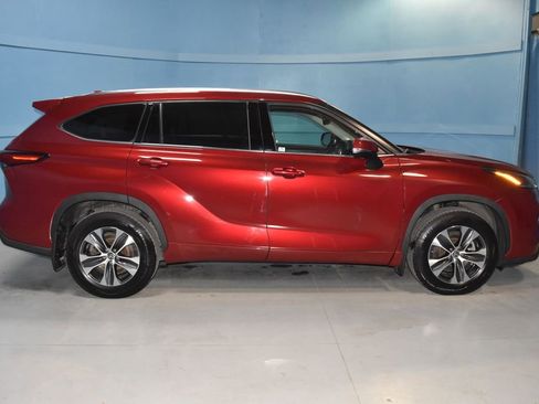 Used 2021 Toyota Highlander XLE image 25