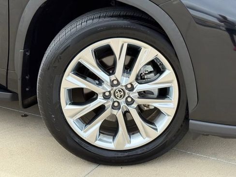 Used 2023 Toyota Highlander Limited FWD image 2