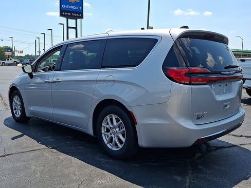 Used 2024 Chrysler Pacifica Touring-L FWD image 4