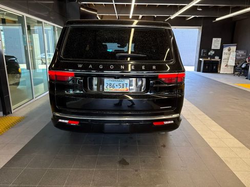 Used 2024 Jeep Wagoneer L Series II w/ Flexible Seating Group RWD image 16