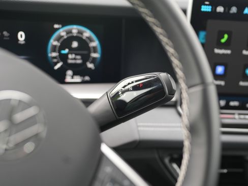 Used 2025 Volkswagen Tiguan SE AWD/4WD image 21