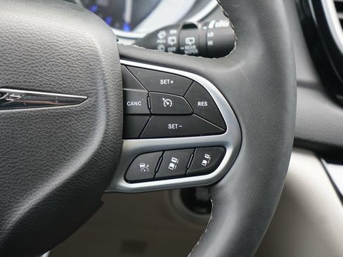 Used 2024 Chrysler Pacifica Touring-L FWD image 15