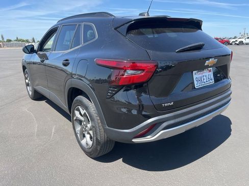 Certified 2024 Chevrolet Trax LT w/ LT Convenience Package FWD image 7
