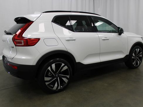 Used 2025 Volvo XC40 B5 Plus image 5