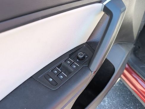 Used 2019 Volkswagen Tiguan SE image 24