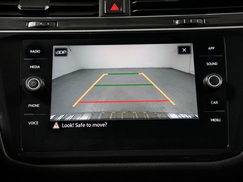 Used 2021 Volkswagen Tiguan SE image 18