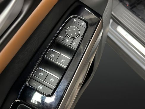 Used 2025 Nissan Pathfinder Platinum AWD/4WD image 21