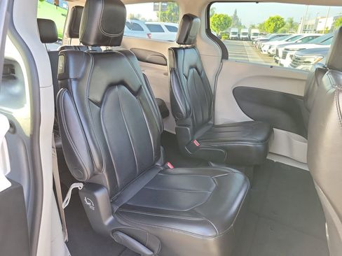 Certified 2023 Chrysler Pacifica Touring-L FWD image 19