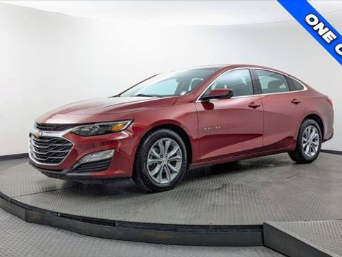 Used 2025 Chevrolet Malibu LT FWD image 2
