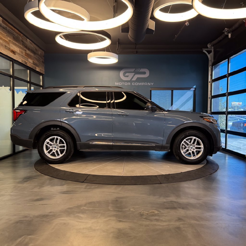 Used 2025 Ford Explorer Active AWD/4WD image 2