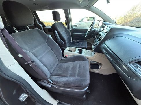 Used 2016 Dodge Grand Caravan SXT image 10