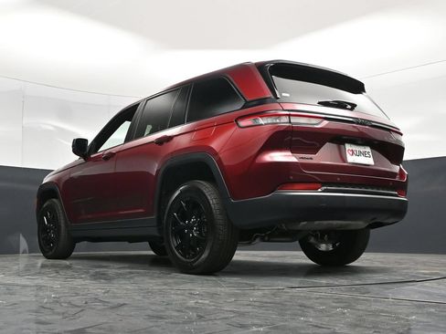 Used 2025 Jeep Grand Cherokee Altitude AWD/4WD image 57