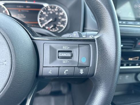 Used 2023 Nissan Rogue SV image 9
