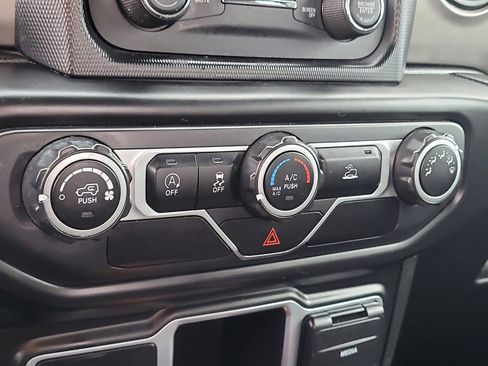 Used 2020 Jeep Gladiator Sport image 19