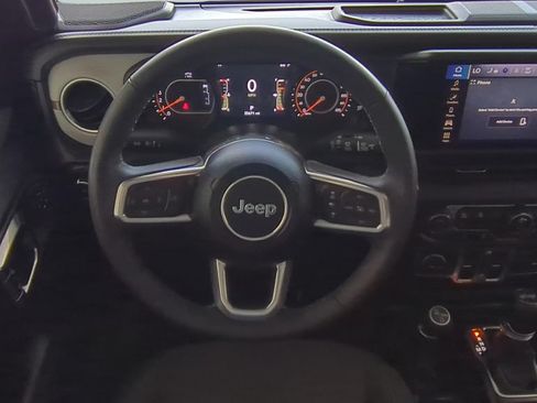 Used 2025 Jeep Wrangler Unlimited Sahara AWD/4WD image 12
