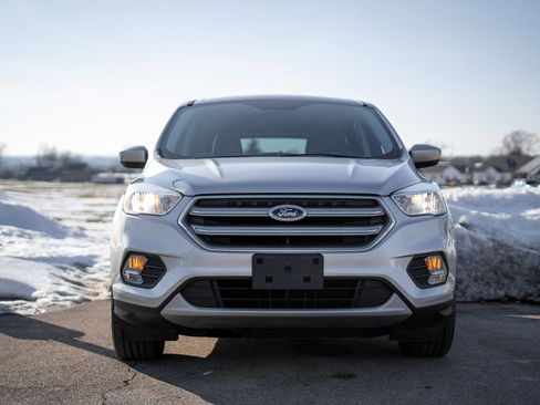 Used 2017 Ford Escape SE image 2