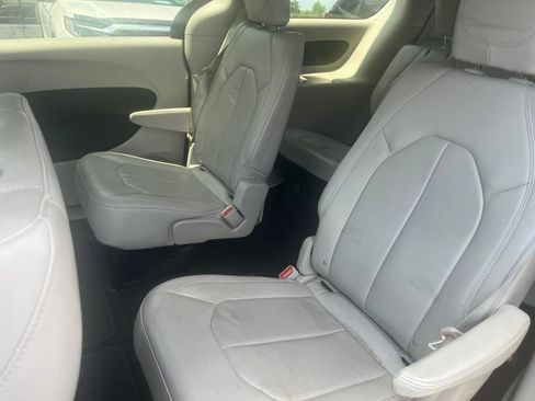 Used 2017 Chrysler Pacifica Touring-L w/ Tire & Wheel Group FWD image 19