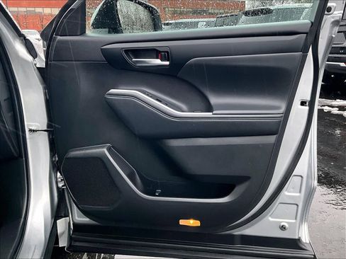 Used 2022 Toyota Highlander XLE image 12