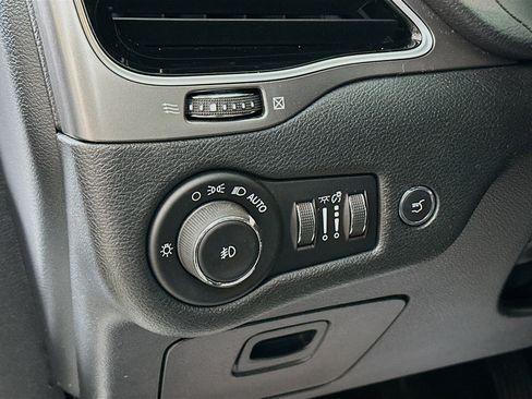 Used 2019 Jeep Cherokee Limited w/ Luxury Group image 10