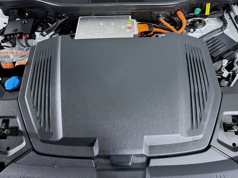 Used 2024 Audi Q8 e-tron Premium Plus w/ Premium Plus Package image 32