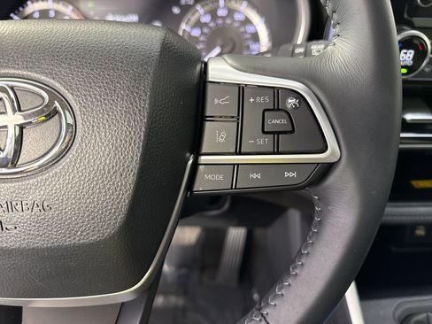 Used 2024 Toyota Highlander XLE AWD/4WD image 12