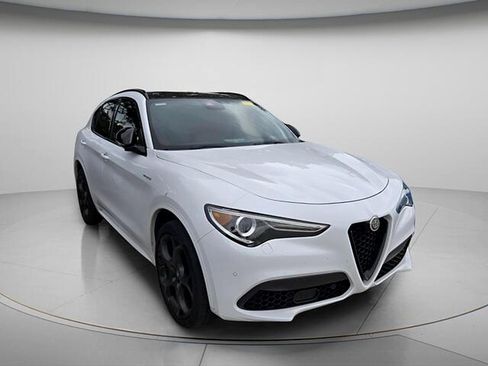 Used 2022 Alfa Romeo Stelvio Veloce AWD/4WD image 4