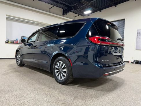 Used 2023 Chrysler Pacifica Touring-L FWD image 7