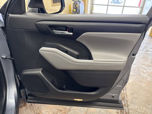 Used 2021 Toyota Highlander XLE image 15