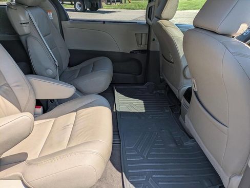 Used 2016 Toyota Sienna XLE w/ XLE Navigation Package image 12