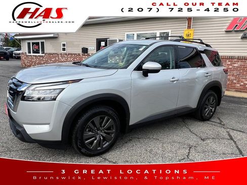 Used 2022 Nissan Pathfinder SV image 2