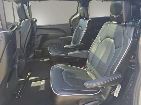 Used 2024 Chrysler Pacifica Limited w/ Uconnect Theater Family Group FWD image 25
